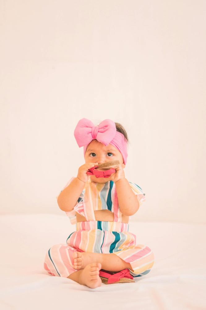 petite fille mignonne avec un grand noeud dans les cheveux - Rayon de Soleil créations à L